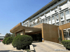 年仅33岁的暴钦瑞正在“指居”